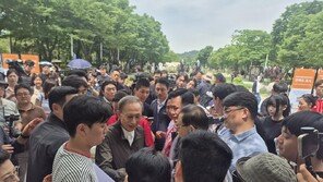 이명박, 서울숲 찾아 “일 잘하는 시장·구청장 뽑아야…정치적 사람 안돼”