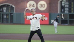 젠슨 황이 잠실 마운드에?…시구설에 두산 구단 “전달받은 바 없어”