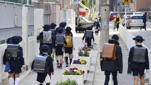“란도셀, 미리 사둬야 하나”…日 학부모, 고유가 직격탄에 ‘발동동’