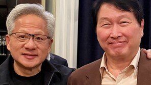 타이베이서 재회한 ‘AI 깐부’…젠슨 황-최태원 어깨동무 화제