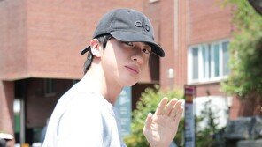 BTS 진, ‘올 그레이’ 투표룩 눈길…소중한 한표 행사