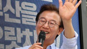 與 전재수, 5년만에 부산시장 탈환… 박형준 꺾어