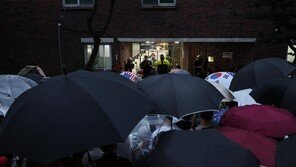 ‘투표용지 부족’ 잠실 투표소 대치 30시간째…침묵시위 이어가
