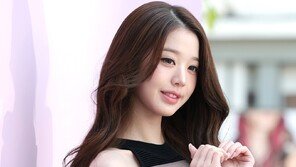 ‘공항 출국 태도 논란’ 휩싸인 장원영…“오해·억측” vs “겸손해야”