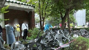 “경찰 교대래요, 걱정 마세요”…‘투표함 사수’ 33시간째 대치