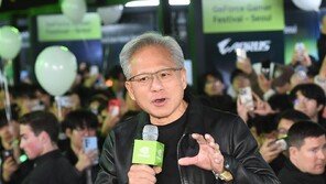 젠슨 황, PC방서 페이커 만나고 총수들과 ‘홍대앞 삼쏘’