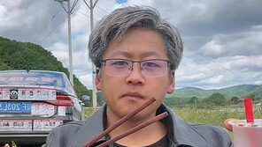“내가 젠슨 황이다”…머리에 밀가루 뿌린 中크리에이터 인기