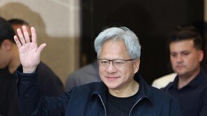 방한 젠슨 황, 공항패션도 화제…디올·에르메스·오클리로 완성