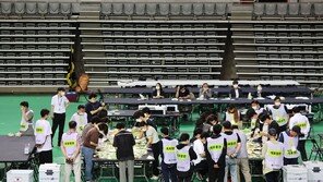 ‘용지 부족 사태’ 잠실투표소 개표, 2시간여 만에 수개표 완료…집계 중