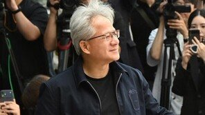 젠슨 황, 디올-에르메스-오클리 ‘공항패션’ 화제…가격은?