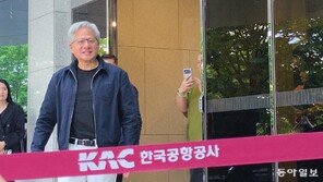 “100만달러 가치” 젠슨 황-페이커 사인 담긴 깜짝 선물, 뭐길래?
