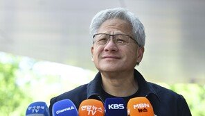 “치맥 최고” “막내가 고기 구워”… 젠슨황 동선마다 쏟아진 말말말