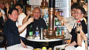 젠슨 황 “고 코리아, SK, LG, 네이버!” 건배사…홍대서 ‘AI 동맹’