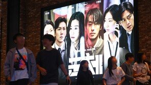 ‘군체’ 16일 연속 박스오피스 정상…500만 고지 넘본다
