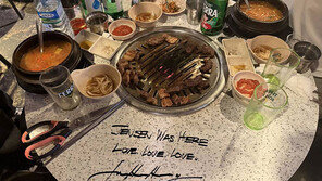 고깃집 테이블에 낙서하고 간 젠슨 황…뭐라고 썼나 봤더니