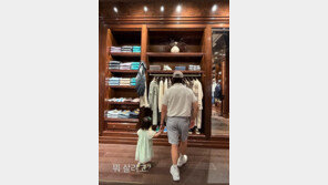 이병헌, 늦둥이 딸 손잡고 쇼핑…이민정 “뭐 살려고?”