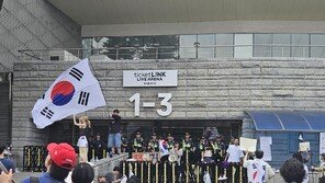 ‘재선거 요구’ 잠실 개표소 봉쇄 시위 사흘째 계속