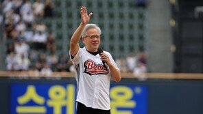 잠실구장에 뜬 젠슨 황 “치맥보다 더 좋은 건 없어”…두산 팬들과 주먹인사도