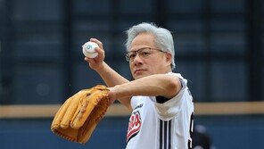 젠슨 황, 강남 PC방 누비고 야구장 시구… 오늘 SK 찾아 최태원과 업무협력 논의