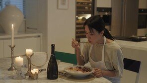 엄정화, 56세 몸매 비결…밀가루 쏙 뺀 ‘비빔국수 샐러드’