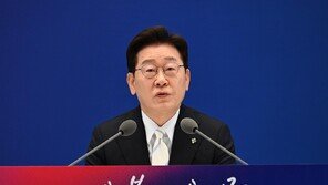 [속보]李 “1년간 민주주의·통상·민생 3대 위기 파고 헤쳐와”