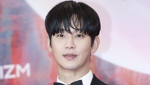 배우 김수현, 1년 만에 활동 재개…가세연 구속 송치 후 7월 첫 광고 촬영