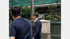 ‘통일교 수사 무마 의혹’ 前강원경찰청장 특검 출석…비밀누설 혐의