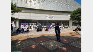 닷새째 잠실 ‘개표소 시위’ 200명대…장기화에 의료부스도 등장