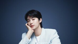 변우석, SK매직 얼음정수기 신규 화보 공개…네이비&라이트블루 청량한 비주얼 ‘눈길’