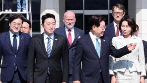 李 출국 행사에 김민석 참석-정청래 불참… 靑 “안와도 된다 했다”