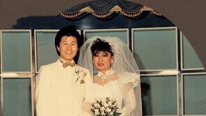 태진아, 올화이트 슈트 입은 신랑 “오늘은 옥경이와 결혼기념일”
