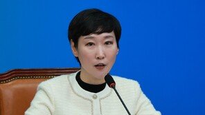민주당 이지은 대변인 ‘李, 尹에 빗댄 발언’ 논란에 사퇴…“제 역량 부족”