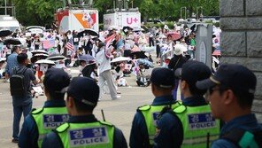 이 대통령 “잠실 시위대 경찰관 모욕·조롱 도 넘어…폭력행위 용인 안 돼”