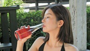 권은비, 타이트 나시 입고 요가…군살 없는 몸매 과시