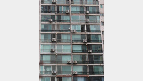 “동료 붙잡으려다” 11층서 실외기 달던 2명 함께 추락사