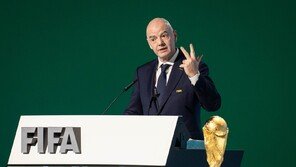 인판티노 FIFA 회장 “심판 美 입국 거부 유감…우린 왕이 아냐”