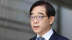 ‘화천대유 불법변호 혐의’ 권순일 前대법관, 법원서 공소 기각
