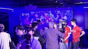 맥주 캔 들고 함성… 강남 한복판 등장한 ‘응원전사’ 베이스캠프