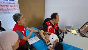 진료소 앞 밤샘 대기… 4명에 ‘새 심장’
