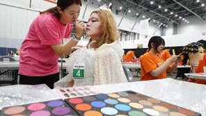 메이크업 아티스트를 향해…