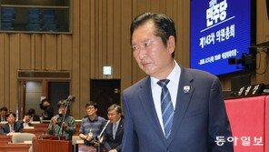 반청계, 鄭면전서 “오늘이라도 물러나라”… 정청래, ‘연임’ 질문에 “알아서 판단하라”
