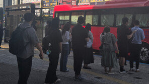 “또 꽉찼네” 자리 찾아 역주행 탑승 일상 된 광역버스