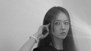 36세 고아라, 망사 시스루 룩으로 반전 매력…잘록 허리 눈길