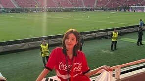 권은비, 붉은 티셔츠에 청치마 응원룩 “대한민국 가자”