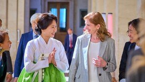 로마서 한복 패션쇼 찾은 김혜경 여사 ‘은빛 한복 외교’[청계천 옆 사진관]