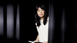 ‘딸기밭 이주노동자’ 이름표 너머 한 사람의 삶을 담다