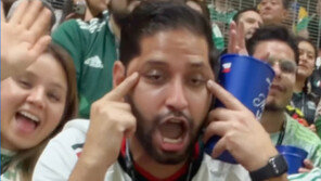 멕시코 축구팬 ‘눈 찢기’ 인종차별 논란…“공개 사과해야”