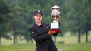 ‘슈퍼 루키’ 김민솔, 한국여자오픈 정상…가장 먼저 시즌 2승