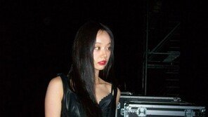 혜리, 허리 라인 드러낸 파격 코르셋룩…팬미팅 비하인드 공개
