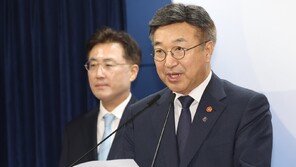 윤호중 행안장관 “잠실 사적 검문·허위 유포 엄중히 책임 묻겠다”